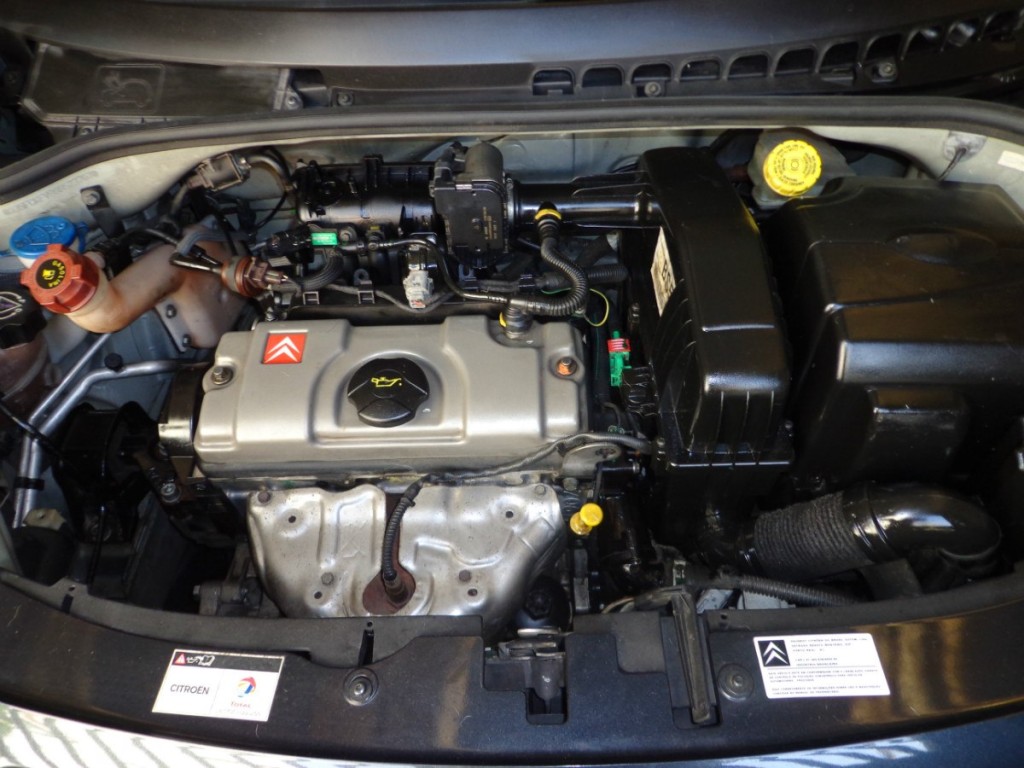 O motor do Citroën tem bloco e cabeçote de alumínio, e rende 82 cv a 5.250 rpm, e 12,6 mkgf a 3.250 rpm com etanol