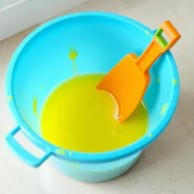 limpar balde de plástico
