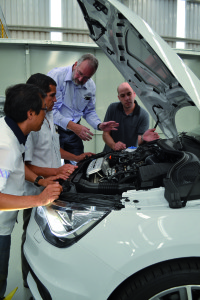 Técnico da Audi explica tecnologias do A1 para reparadores