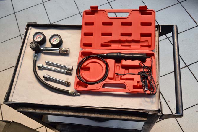 Com o uso de equipamentos como o boroscópio (na caixa vermelha) e o medidor de vazamento de cilindro, constatamos o defeito antes mesmo de abrir o motor