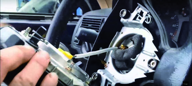 Antes de retirar o airbag é importante desconectar a bateria e aguardar aproximadamente 15 minutos para todos os sistemas desligarem
